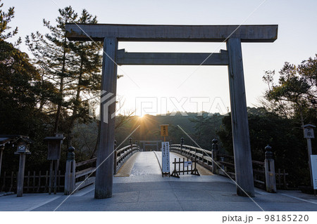 伊勢神宮　宇治橋日の出 98185220