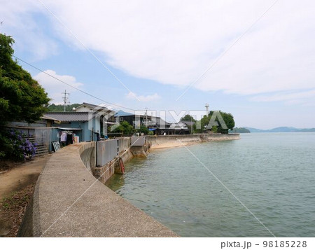 瀬戸内海の島　小佐木島の集落 98185228