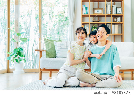 リビングでくつろぐ若い家族 リビングでくつろぐ若い家族 98185323