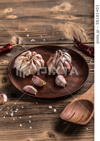 Garlic bulb Garlic bulb 98185403