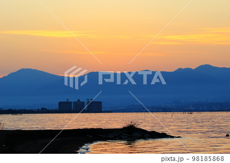 湖面も赤く染まった冬の琵琶湖の夕景 湖面も赤く染まった冬の琵琶湖の夕景 98185868