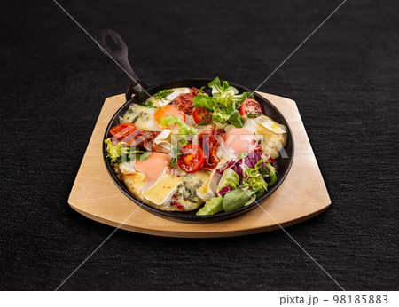 Sunny side up eggs with crispy fried bacon 98185883