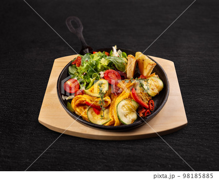 Omelette with veggies 98185885