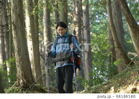 ソロ登山をする男性 ソロ登山をする男性 98186580