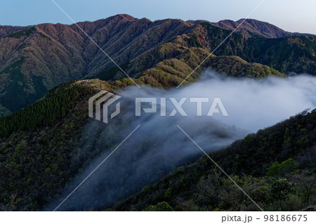 三ノ塔から見る表尾根を越える滝雲と塔ノ岳への山並み 三ノ塔から見る表尾根を越える滝雲と塔ノ岳への山並み 98186675