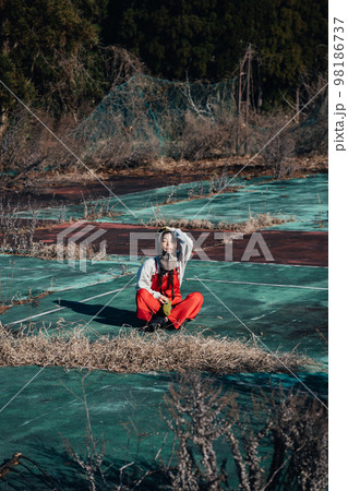 自然公園と女性 98186737