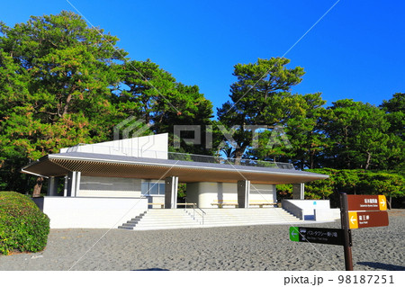 【高知県】快晴下の桂浜 【高知県】快晴下の桂浜 98187251