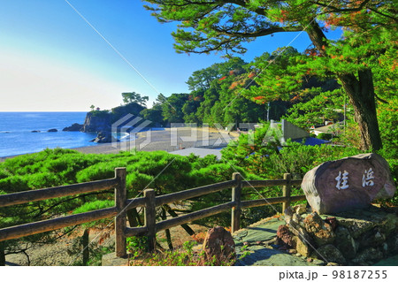 【高知県】快晴下の桂浜 【高知県】快晴下の桂浜 98187255