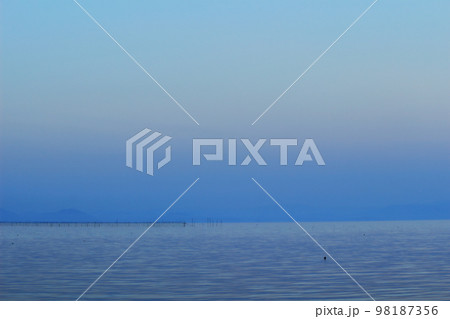 冬の琵琶湖の風景 98187356