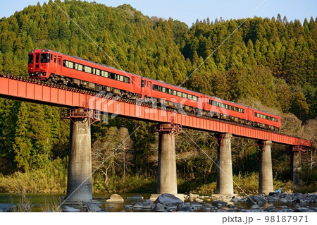 第1玖珠川橋りょうを渡るキハ185系・特急ゆふ 第1玖珠川橋りょうを渡るキハ185系・特急ゆふ 98187971