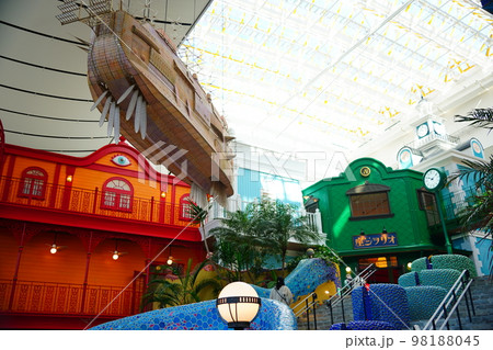 愛知県　テーマパーク　愛・地球博記念公園にできたジブリパーク大倉庫の様子 98188045