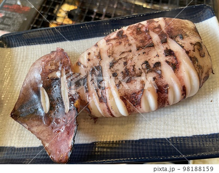 盛り付けたイカの姿焼き 98188159