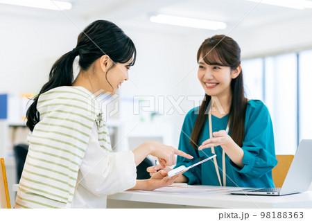 カウンセリングの若い女性 カウンセリングの若い女性 98188363