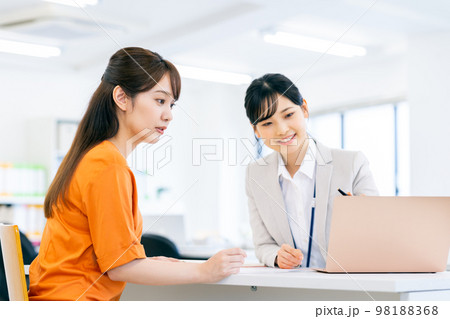 カウンセリングの若い女性 カウンセリングの若い女性 98188368
