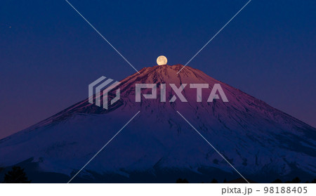 月と富士山 98188405