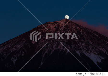 月と富士山 98188452