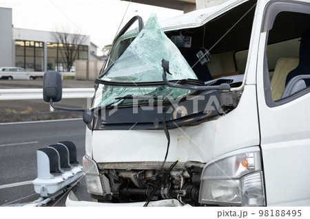 交通事故イメージ (トラック車両) 写真素材 交通事故イメージ (トラック車両) 写真素材 98188495