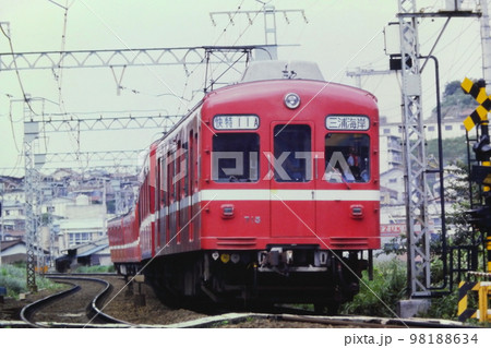 京急・700形715他8両、夏季休日ダイヤの快特、谷津坂→金沢文庫、1981年7月5日、ED 98188634