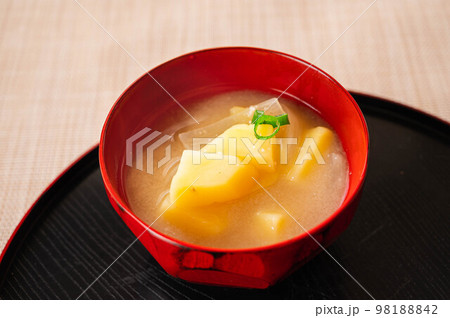 赤いお椀についだジャガイモの味噌汁 赤いお椀についだジャガイモの味噌汁 98188842