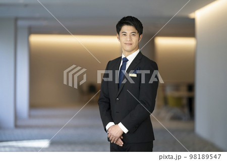 ネームプレートをつけた30代のビジネスマン  ポートレート　撮影協力「LINK FOREST」 98189547