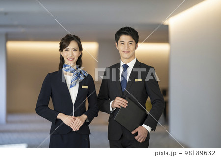 30代のビジネスパーソン　男女　フロントスタッフ　コンシェルジュ　イメージ 98189632