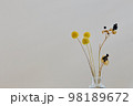 テーブルの上のドライフラワー 98189672