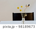 テーブルの上のドライフラワー 98189673