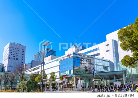 日本の川崎都市景観 1月。冬晴れが続く…まるで春の陽気。川崎大師などに向かう人々の姿も=3日 日本の川崎都市景観 1月。冬晴れが続く…まるで春の陽気。川崎大師などに向かう人々の姿も=3日 98189794
