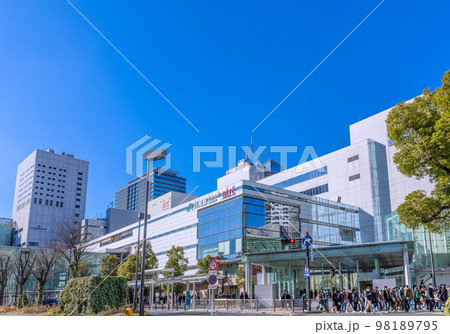 日本の川崎都市景観 1月。冬晴れが続く…まるで春の陽気。川崎大師などに向かう人々の姿も＝3日 98189795