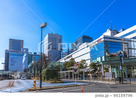 日本の川崎都市景観 1月。冬晴れが続く…まるで春の陽気。川崎大師などに向かう人々の姿も=3日 日本の川崎都市景観 1月。冬晴れが続く…まるで春の陽気。川崎大師などに向かう人々の姿も=3日 98189796