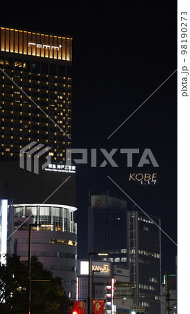 神戸市のフラワーロードから見た、阪神大震災の発生日を前に「KOBE1.17」と点灯された山麓電飾 98190273