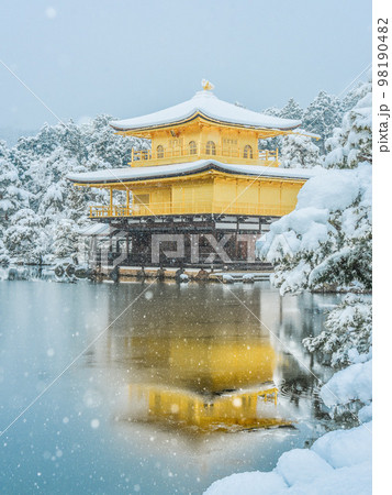 金閣寺　雪景色 98190482