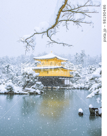 金閣寺　雪景色 98190486