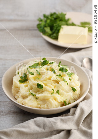 Mashed potatoes with butter 98190498