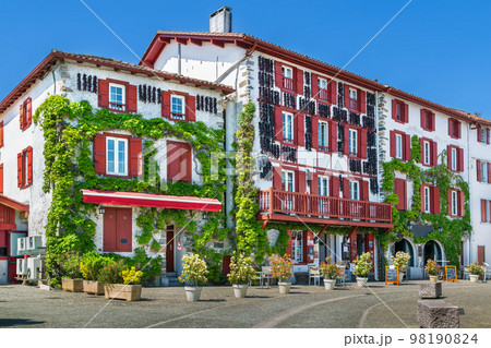 Street in Espelette, Pyrenees-Atlantiques, France Street in Espelette, Pyrenees-Atlantiques, France 98190824