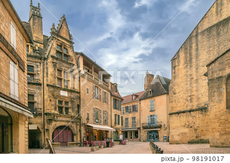 Square in Sarlat-la-Caneda, France Square in Sarlat-la-Caneda, France 98191017