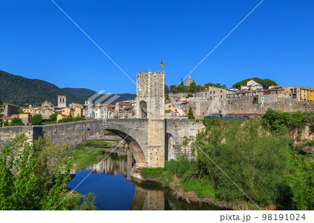 View of Besalu, Spain 98191024