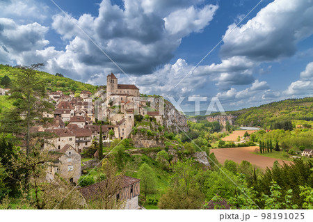 View of Saint-Cirq-Lapopie, France View of Saint-Cirq-Lapopie, France 98191025