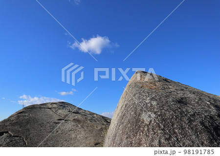 交野山・観音岩と青空 98191785