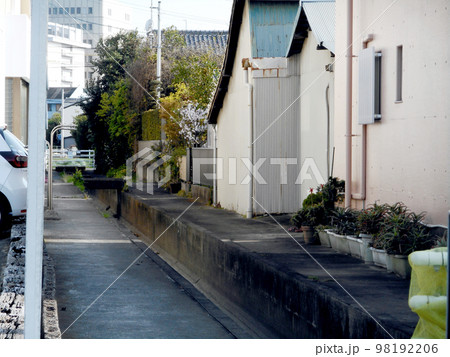 日本の路地裏を流れる水路 日本の路地裏を流れる水路 98192206