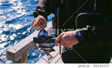 針を外す男性 98192257