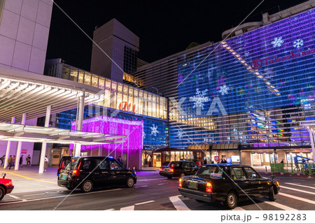 《神奈川県》横浜駅前・賑わう夜の繁華街 98192283