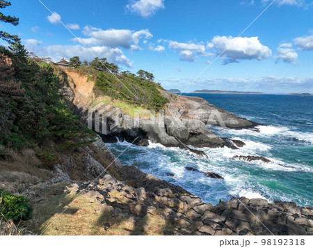 佐賀県唐津市 七ツ釜周辺の風景 佐賀県唐津市 七ツ釜周辺の風景 98192318