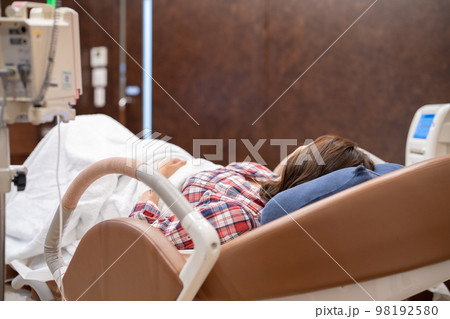 分娩台で陣痛を迎え出産する妊婦 分娩台で陣痛を迎え出産する妊婦 98192580