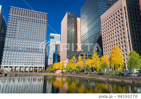 《東京都》丸の内オフィス街・水面に映り込む風景 98193270
