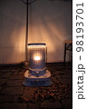 ストーブの暖かい光 98193701
