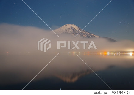 霧に包まれる深夜の富士山 98194335