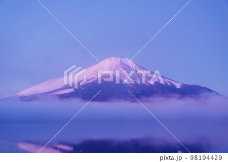 朝もやに包まれる早朝の富士山 98194429
