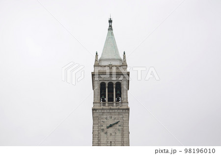 カリフォルニア大学バークレー校の敷地内にあるセイザータワー（Sather Tower） 98196010