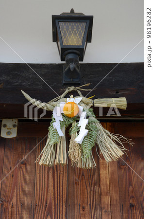 正月飾り　〆縄 98196282